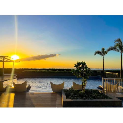 Cozy 2BR Suite near Airport & Okada, Infinity Pool