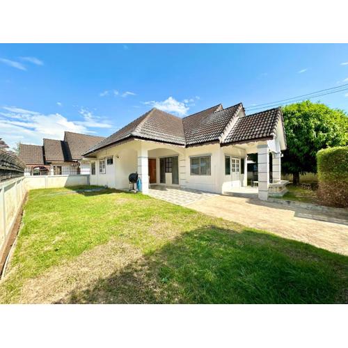 Cozy 3 BR house & green lawn near Airport & Old town