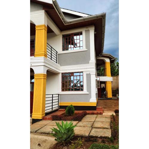 Cozy 4 Bedroom Holiday Home