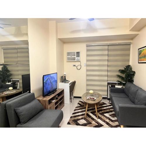 Cozy, aesthetic Pet friendly 1br Condo with balcony in Pasay with Manila Bay View Near MOA & Okada WFH ready Free Pool Acces Gym and Sauna