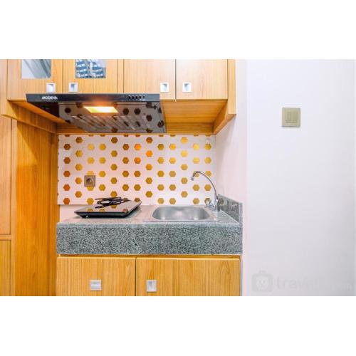 Cozy and Homey Studio Room Transpark Cibubur Apartment By Travelio