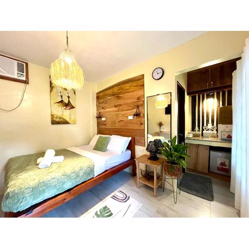 Cozy Bungalow Isa with AC and Generator in General Luna