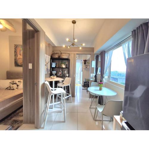 Cozy Comfy Suite 2BR w Balcony - Amazing Manila Bay View and City Skyline near MOA