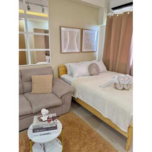 Cozy Condo Staycation with Balcony near Mall of Asia