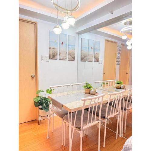 Cozy CondoVibe 2 BR Staycation near SM East Ortigas with Netflix!