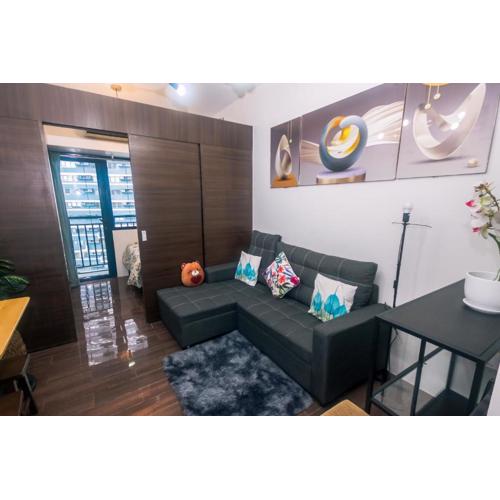 Cozy Crash Pad A Laughter Friendly Makati 2270 Gym swim park 300 mbps