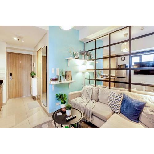 Cozy & Homey 1BR Apartment near MOA facing Pool with Own Parking with Netflix & DisneyPlus & up to 200mbps Wifi