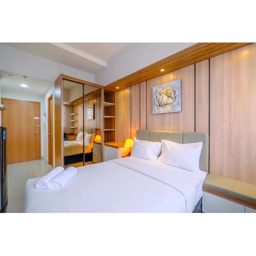 Cozy Living Studio at Evenciio Margonda Apartment near UI By Travelio