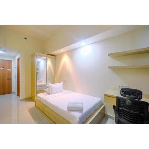 Cozy Living Studio Room at Evenciio Margonda Apartment By Travelio