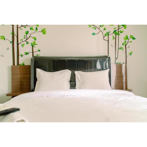 Cozy Living Studio Room at Serpong Greenview Apartment By Travelio