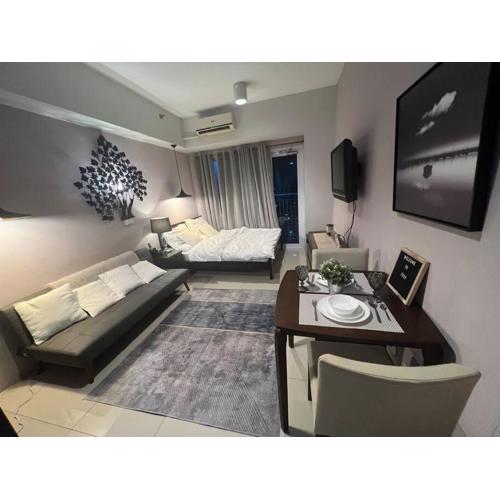 Cozy Makati Condo Getaway with balcony