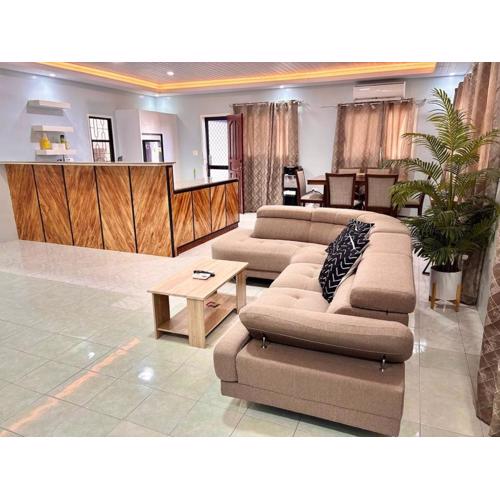 Cozy Manor with Spacious Kitchen and Tub