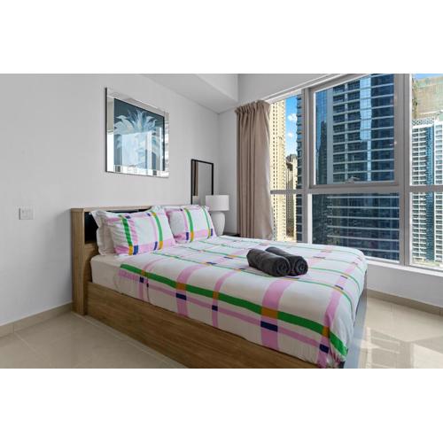 Cozy Marina View Apartment with Modern Gym & Pool, Steps to Beach & Metro