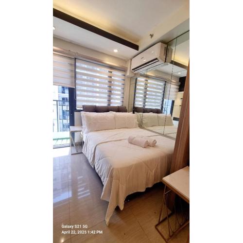 Cozy new studio walk to Mall of Asia with balcony