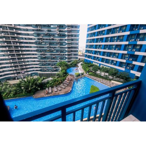 Cozy Peacock hideaway Stylish Makati Condo 300 Mbps Gym Swim Park