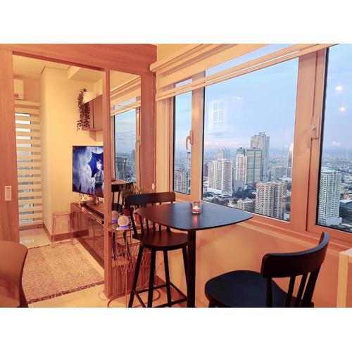 Cozy Penthouse 2BR Suite w Balcony - Amazing Manila Bay View and City Skyline near MOA