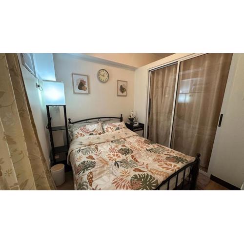 Cozy QC Condo with Karaoke Pool & Fast WiFi