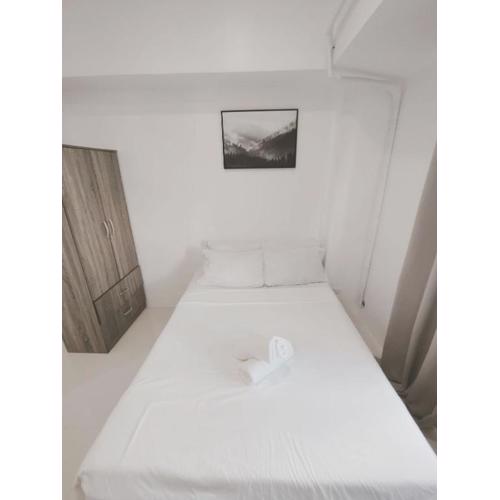 Cozy Room with Balcony in Iloilo City Condo