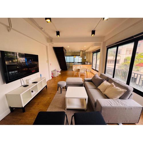 Cozy Spacious 3BR near Lumphinipark and MRT