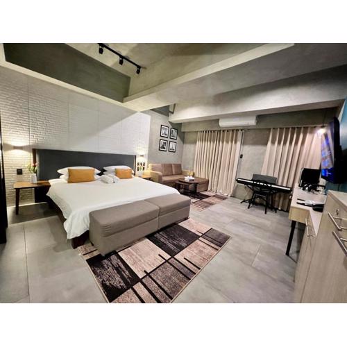 Cozy Spacious Hotel Type Condo with PS5 Smart TV and WiFi