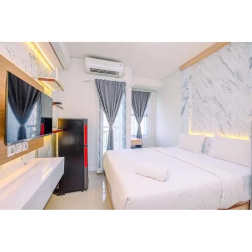 Cozy Stay and New Furnished Studio at Transpark Cibubur Apartment By Travelio