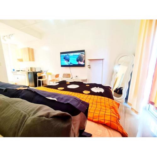 Cozy Stay in Quezon City Near, Bars, Cafe, Restaurants