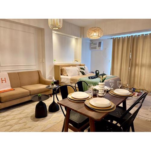 Cozy Staycation Venice with Balcony Mckinley near Bgc