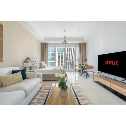 Cozy Studio Apartment with Sea & Canal View in Court Tower