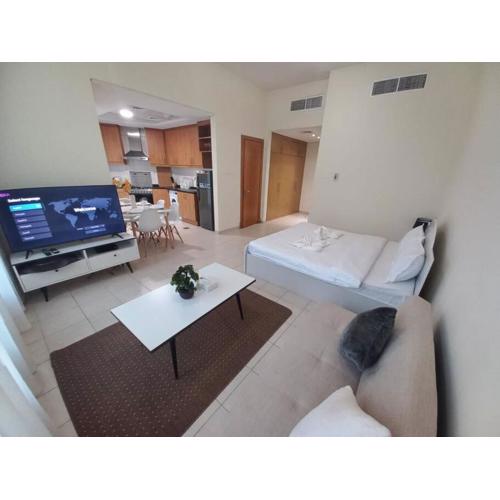 Cozy Studio in Discovery Gardens