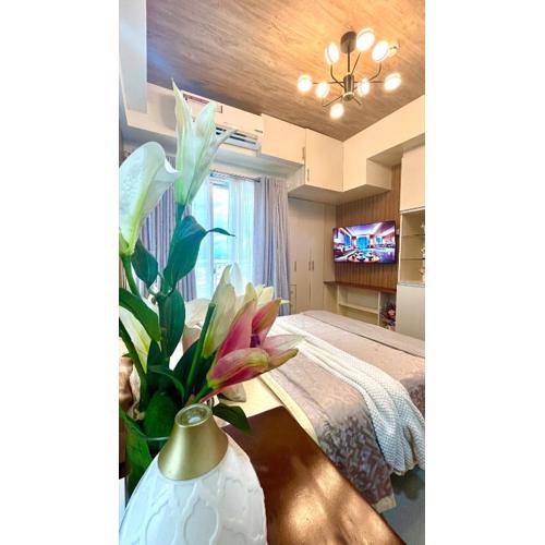 Cozy Studio Near Abreeza Mall a Balcony with City and Sea View