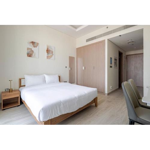 Cozy studio Pet Friendly Pool, Gym, Water Near Downtown