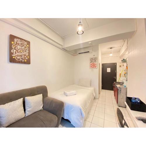 Cozy Studio Room at Grand Asia Afrika Apartment By Travelio