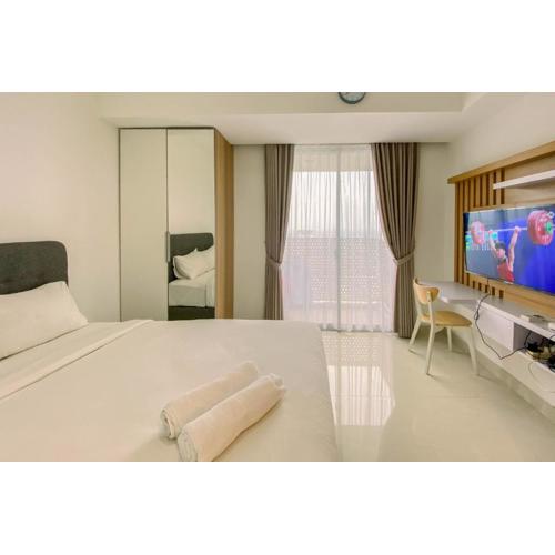 Cozy Studio Room at West Vista Apartment By Travelio