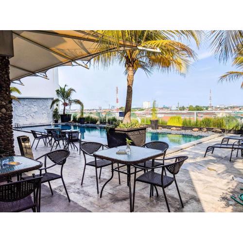 Cozy Studio The Square Surabaya Apartment By Travelio