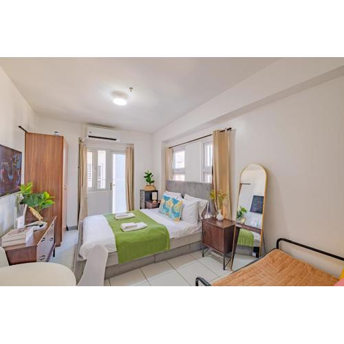 Cozy Studio with Balcony Netflix Free Access to POOL and GYM 100mbps