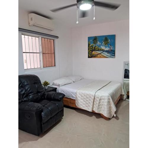 Cozy Studios-Private Entrance- HS Internet-AC-Hot Water-Backup Generator-near the Beach