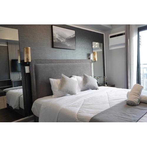 Cozy Urban Condo in Grand Residences with Balcony