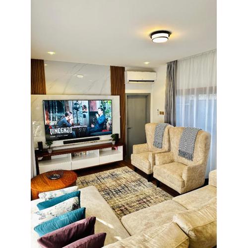 CozyHome 75”TV, 5mints from the Beach & City