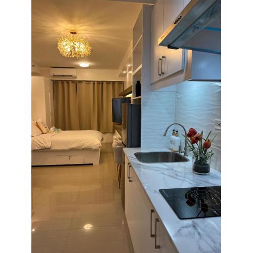 CQ House Luxe Stay with Pool View Near MOA & Airport