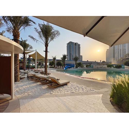 Creek Beachfront Heaven: 1BR Luxe Harbor Flat