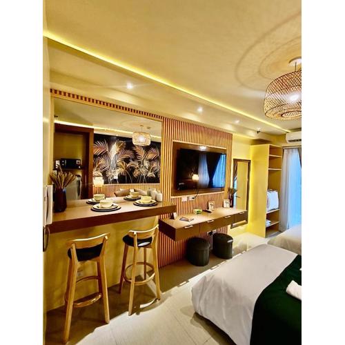 Crib2Go Lupita Suite with City Street View