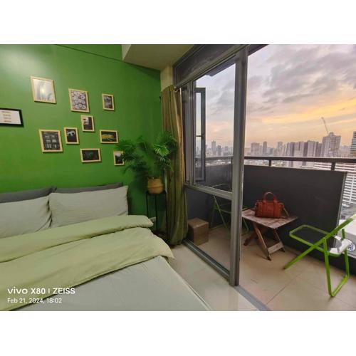 Cubao Manhattan Heights Residential Condo TB30N - High Floor Studio with Balcony City View, Pool, Netflix, 5-Min Walk to the Araneta Coliseum Gateway Mall SM - Staycations by SMS