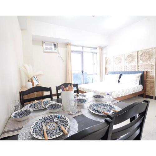 Cubao Manhattan Heights Residential Condo TC10N - Bright Studio with Pool, Balcony - Next to AliMall and SM - Walking Distance to Araneta Coliseum and Gateway Mall in Cubao Quezon City - Staycations by SMS