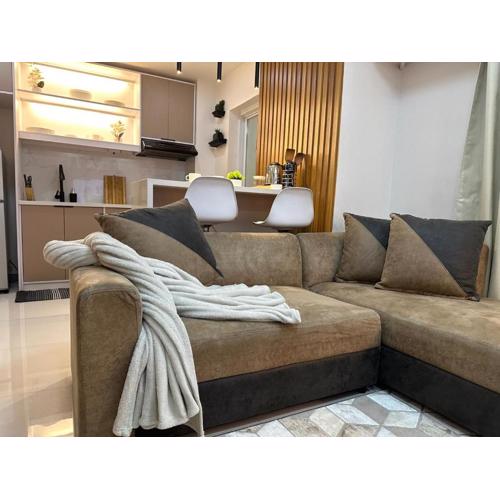 Cylo's Place Spacious 2BR Apt linked to MRT Station near GMA 7