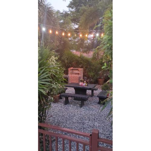 Daisy's 2 bedroom family home for up to 5 guests with garden & BBQ