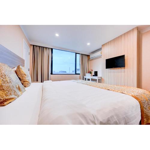 Dancenter Bangkok Travellers Hotel