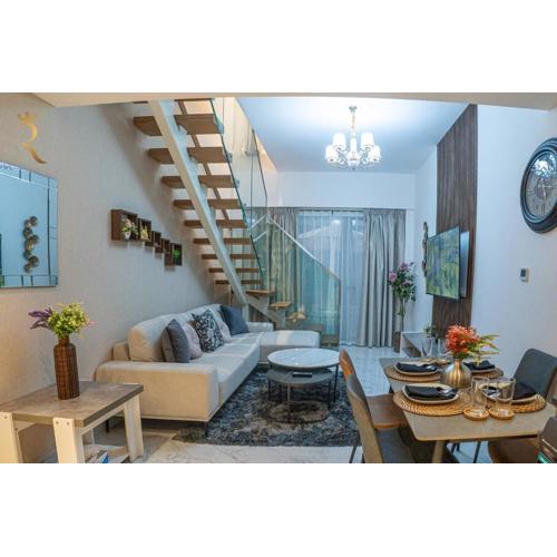 Darkwood Haven - Luxe 2BR Duplex Stay in Oasis, Near Masdar City