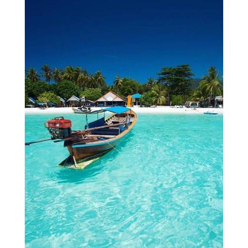 DAYA Beach, Lipe local