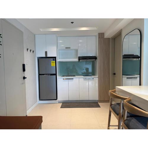 Dazzling fully furnished unit BGC w Pool