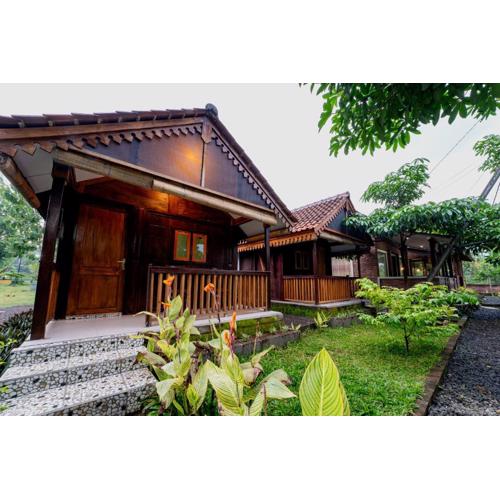 De Gentong Guest House & Cafe By Akasha